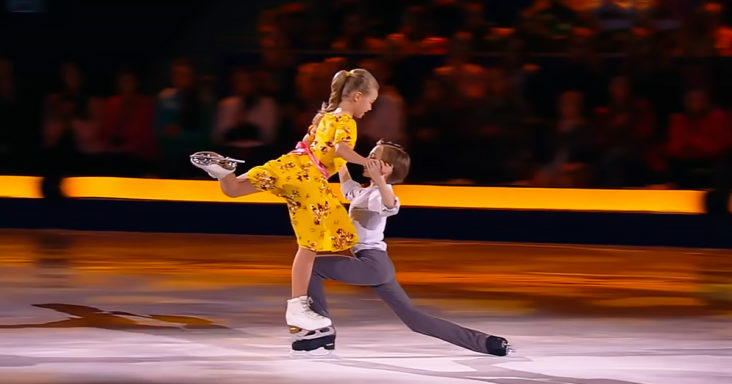 Joven dúo patina sobre hielo al ritmo de 'City Of Stars' de 'La La Land'. esta hermosa actuación la acabo de ver peto