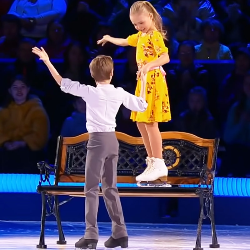 Joven dúo patina sobre hielo al ritmo de 'City Of Stars' de 'La La Land'. esta hermosa actuación la acabo de ver peto