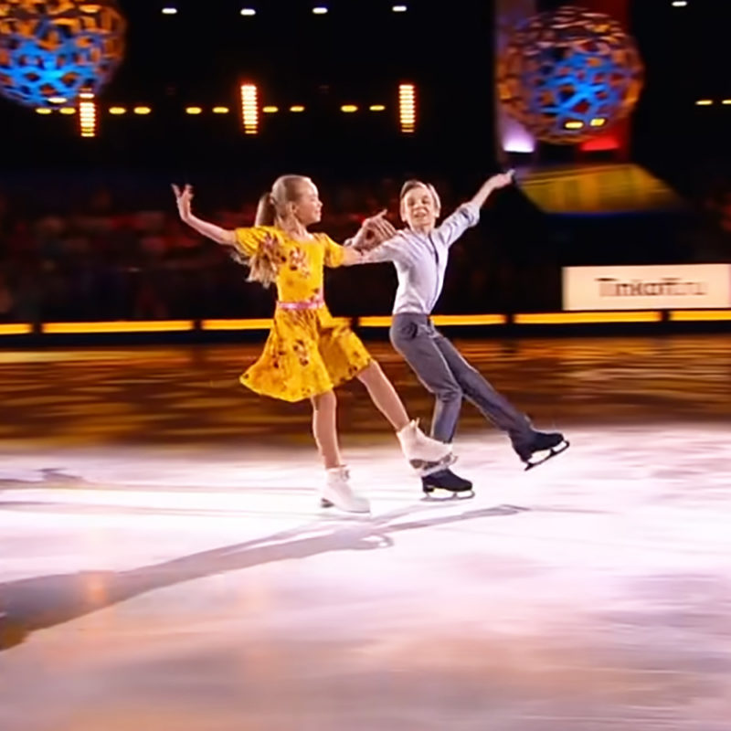 Joven dúo patina sobre hielo al ritmo de 'City Of Stars' de 'La La Land'. esta hermosa actuación la acabo de ver peto