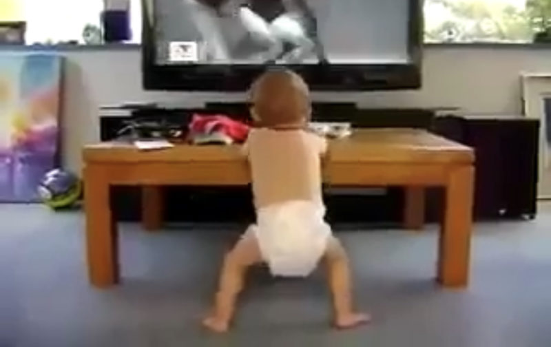 Video de un bebé bailando al ritmo de la música. ¡Míralo cuando se acerca a Beyoncé! ¡DEMASIADO ADORABLE!