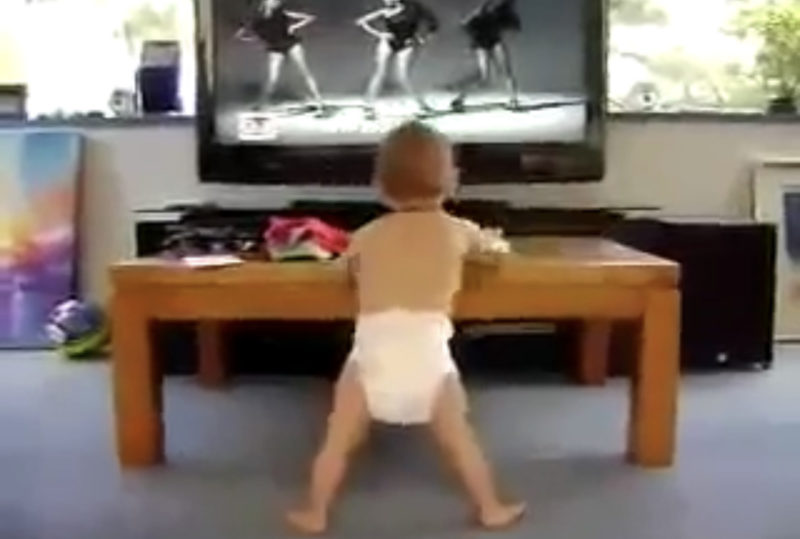 Video de un bebé bailando al ritmo de la música. ¡Míralo cuando se acerca a Beyoncé! ¡DEMASIADO ADORABLE!