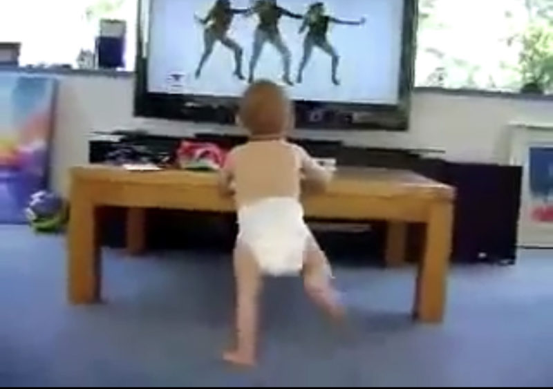 Video de un bebé bailando al ritmo de la música. ¡Míralo cuando se acerca a Beyoncé! ¡DEMASIADO ADORABLE!