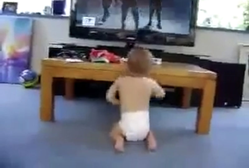 Video de un bebé bailando al ritmo de la música. ¡Míralo cuando se acerca a Beyoncé! ¡DEMASIADO ADORABLE!