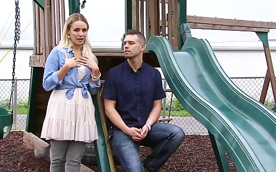 El pastor y su esposa encuentran a dos bebés en la basura y forman una nueva familia
