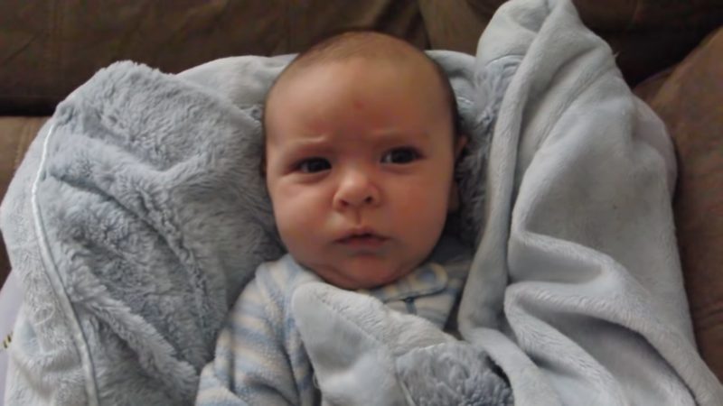 Lindo bebé preguntado por papá cómo durmió, internet se derrite por su respuesta divertida