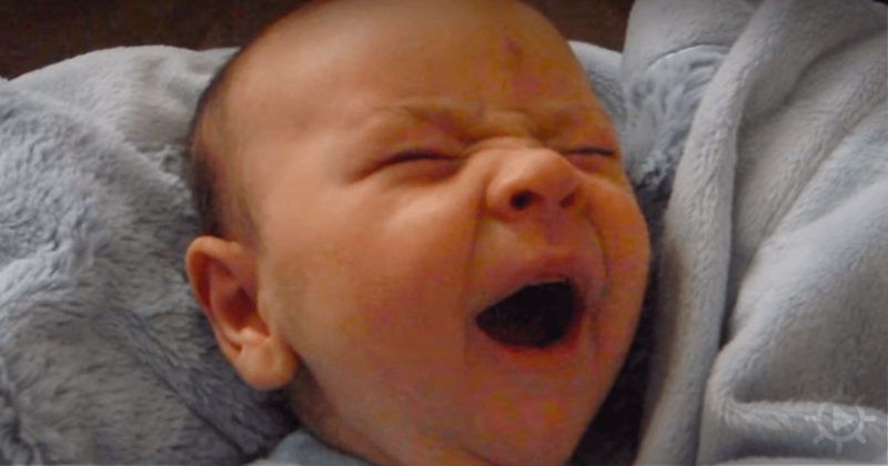 Lindo bebé preguntado por papá cómo durmió, internet se derrite por su respuesta divertida