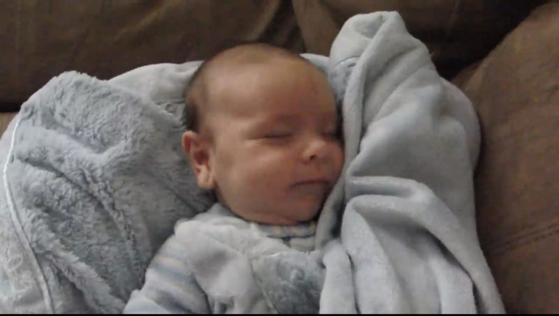 Lindo bebé preguntado por papá cómo durmió, internet se derrite por su respuesta divertida