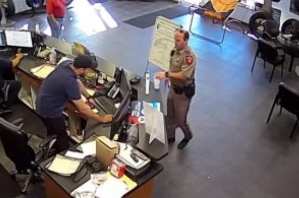 Giro inesperado en la tienda de neumáticos: una mujer mayor no puede pagar neumáticos nuevos, un oficial de la policía estatal está escuchando.