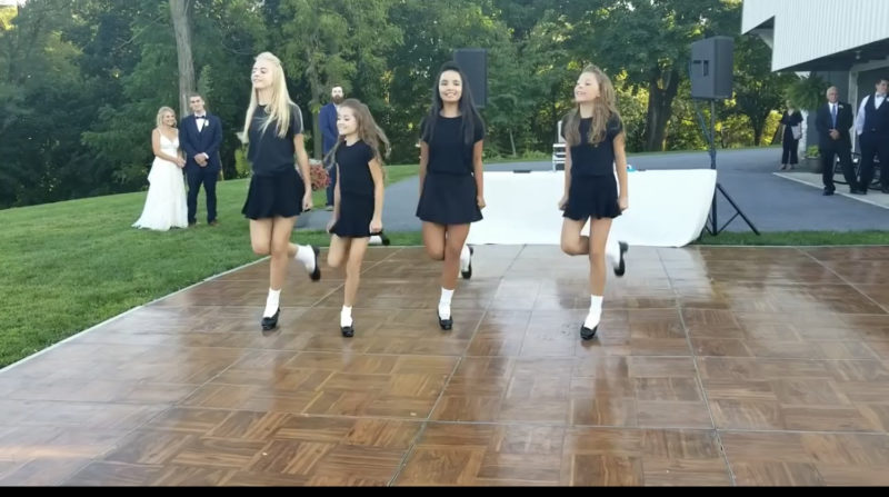 Cuatro chicas comienzan a hacer una danza irlandesa en una fiesta de bodas, ¡pero es la sorpresa de la novia la que roba el espectáculo!