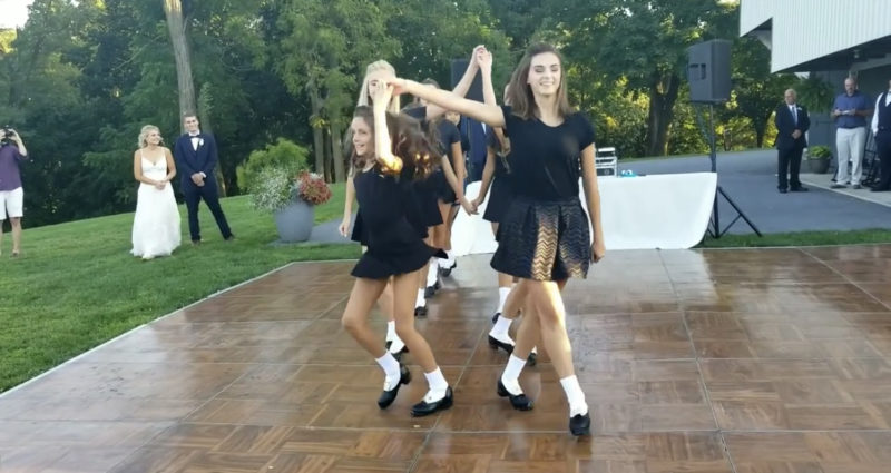 Cuatro chicas comienzan a hacer una danza irlandesa en una fiesta de bodas, ¡pero es la sorpresa de la novia la que roba el espectáculo!