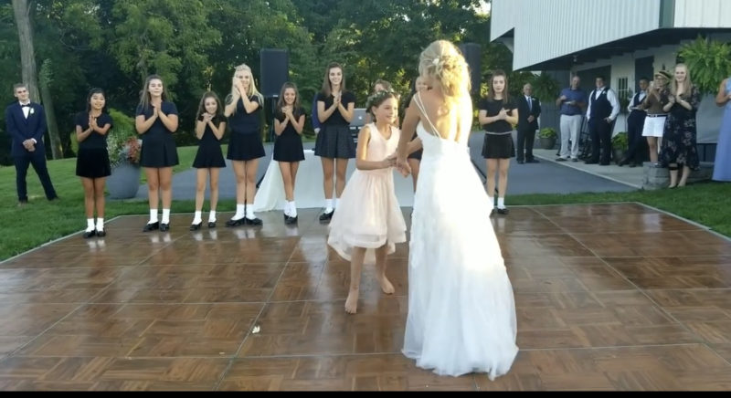 Cuatro chicas comienzan a hacer una danza irlandesa en una fiesta de bodas, ¡pero es la sorpresa de la novia la que roba el espectáculo!