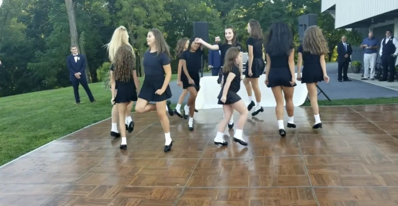 Cuatro chicas comienzan a hacer una danza irlandesa en una fiesta de bodas, ¡pero es la sorpresa de la novia la que roba el espectáculo!