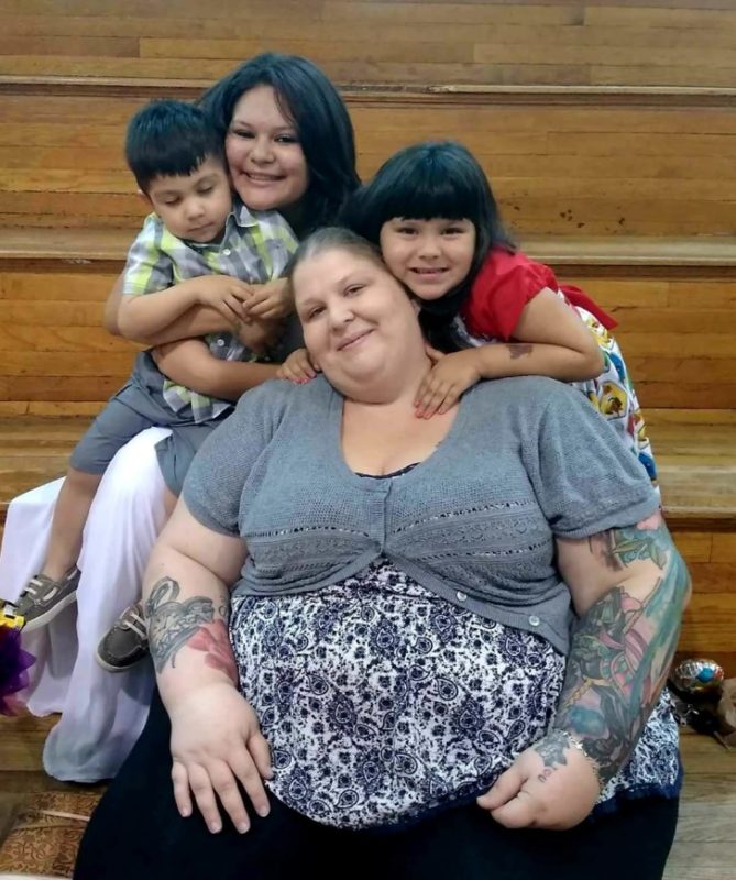 Una madre perdió más de 400 libras para poder estar al día con sus 4 hijos: 'La vida vale la pena vivirla'. Mira sus fotos actuales.