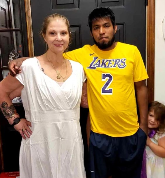 Una madre perdió más de 400 libras para poder estar al día con sus 4 hijos: 'La vida vale la pena vivirla'. Mira sus fotos actuales.