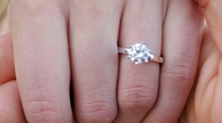 Une proposition de rêve a été gâchée par un problème mineur : une vague d'indignation en ligne éclate suite à la réaction de la femme à sa bague de fiançailles.