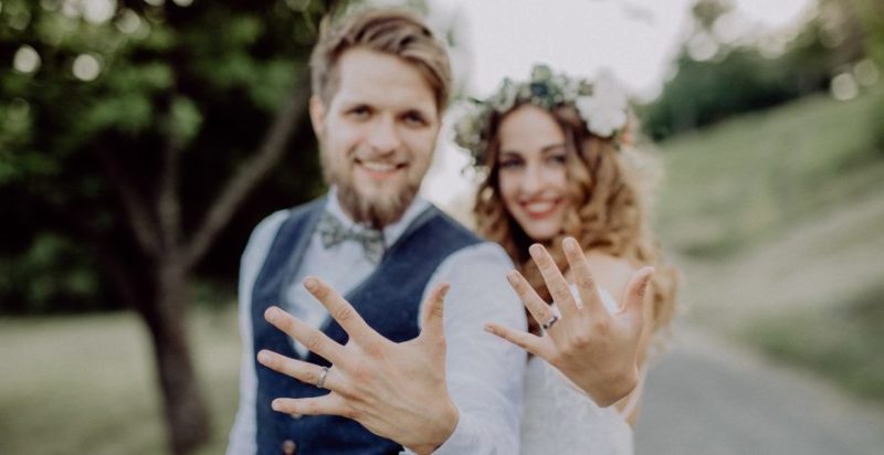 Une proposition de rêve a été gâchée par un problème mineur : une vague d'indignation en ligne éclate suite à la réaction de la femme à sa bague de fiançailles.