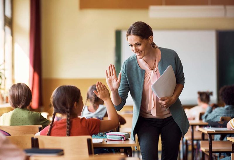 "Quiero llorar este mes": La maestra dice que solo le quedan $25 de su salario mensual de $2,500 después de los gastos.