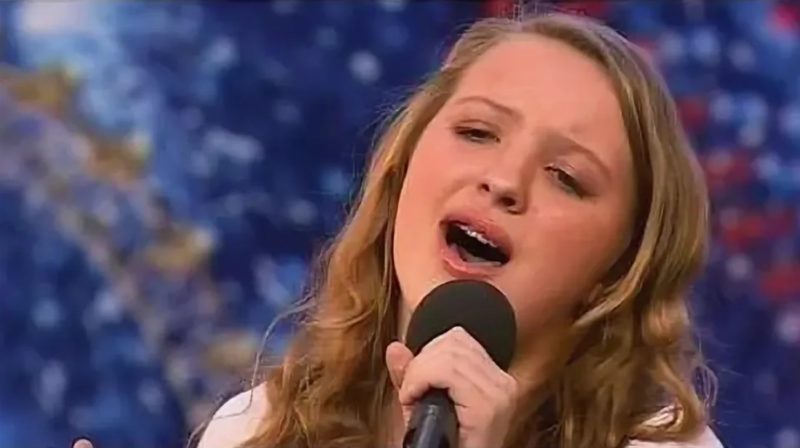 Chica tímida agarra el micrófono en el escenario y comienza a cantar el primer verso cuando Simon se queda boquiabierto... Haz clic para ver el video...