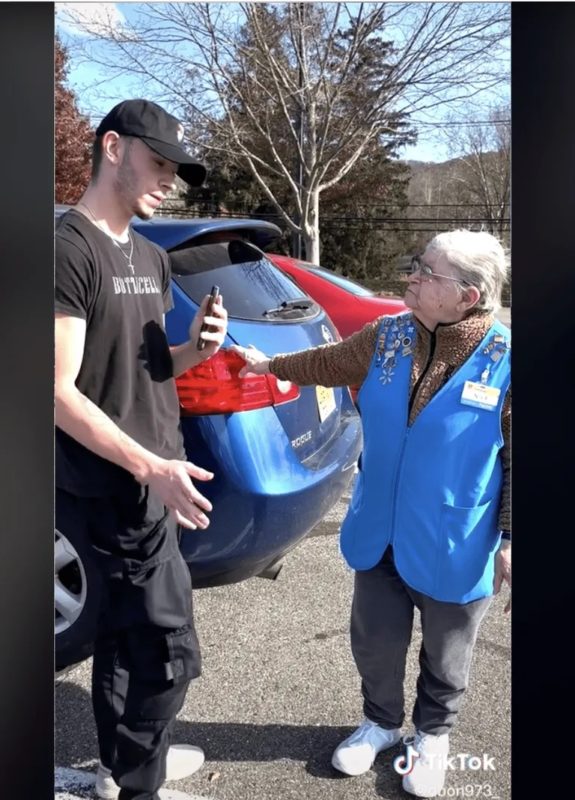 Un empleado de Walmart de 81 años que se jubila en Nueva Jersey recibe $186,000 de un adolescente local... No lo creerás cuando veas cómo obtuvo ese dinero...