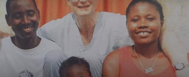 "Observa cómo ocurrió el emotivo encuentro entre la mujer y la enfermera que le salvó la vida a ella y a su hija hace 30 años."