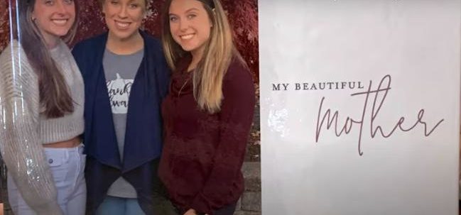 La mujer recibió el regalo más significativo y conmovedor en el Día de la Madre por parte de sus hijas gemelas.