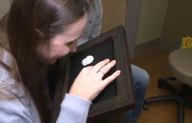 Una madre embarazada no puede ver una imagen de ultrasonido de su hijo, por lo que los médicos encuentran otra manera.