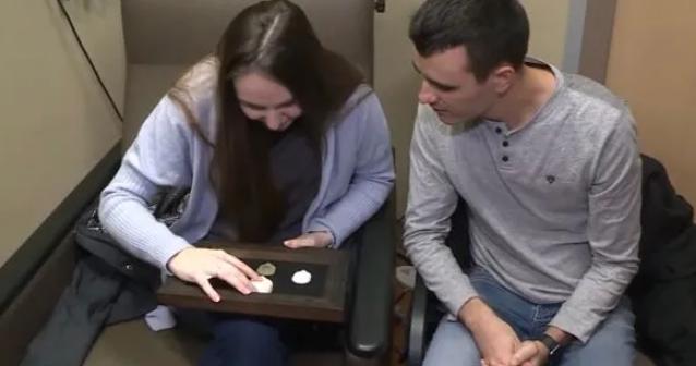 Una madre embarazada no puede ver una imagen de ultrasonido de su hijo, por lo que los médicos encuentran otra manera.
