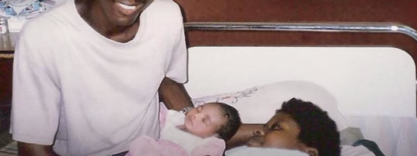 "Observa cómo ocurrió el emotivo encuentro entre la mujer y la enfermera que le salvó la vida a ella y a su hija hace 30 años."