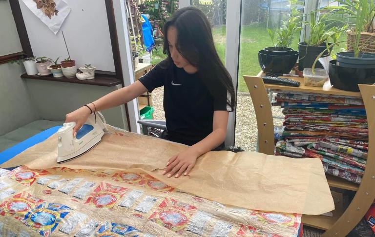 Una niña de doce años, llena de determinación y energía, recoge bolsas de papas fritas para ayudar a las personas sin hogar.