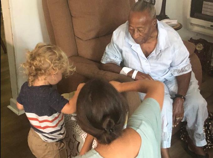 Jugando con burbujas de jabón, el niño pequeño descubrió a su abuela desaparecida que estuvo perdida durante cuatro días.