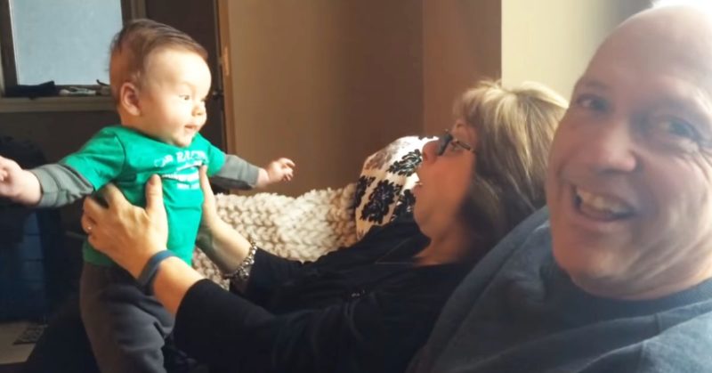 Mamá graba la primera palabra hilarante del bebé y la Internet se parte de risa.