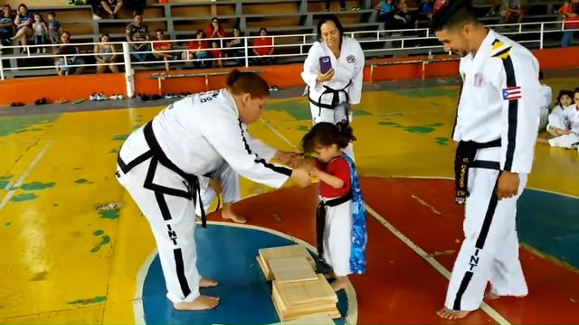 Cuando una niñita karateca intenta romper la tabla, su respuesta hilarante hace que todos se echen a reír.