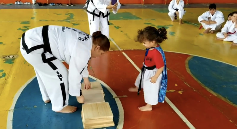 Cuando una niñita karateca intenta romper la tabla, su respuesta hilarante hace que todos se echen a reír.