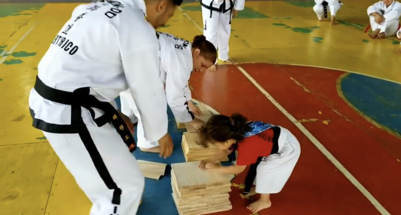 Cuando una niñita karateca intenta romper la tabla, su respuesta hilarante hace que todos se echen a reír.