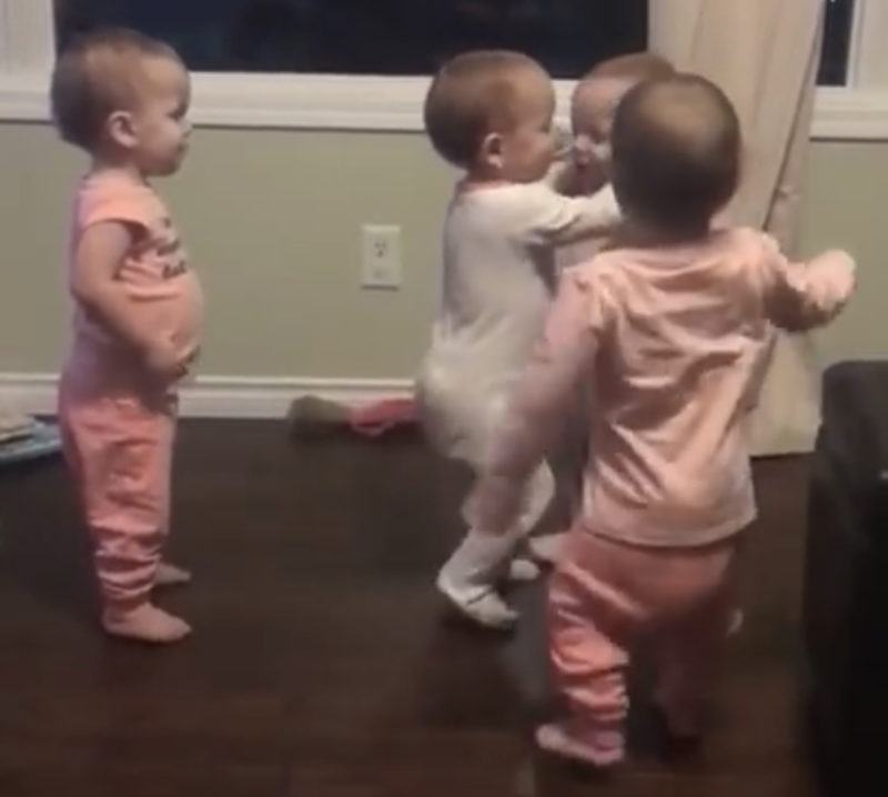 Antes de dormir, una cámara captura a cuatrillizos teniendo una adorable sesión de abrazos.