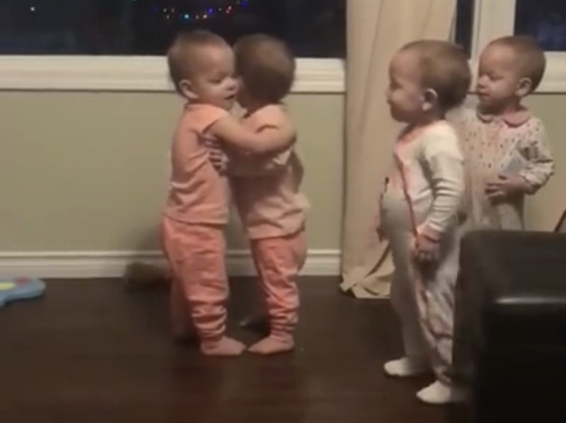 Antes de dormir, una cámara captura a cuatrillizos teniendo una adorable sesión de abrazos.