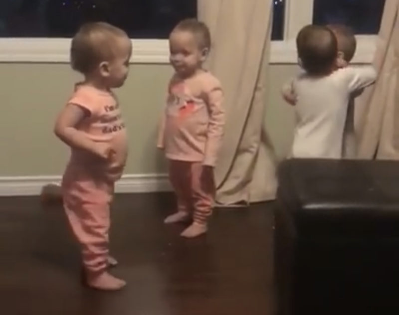 Antes de dormir, una cámara captura a cuatrillizos teniendo una adorable sesión de abrazos.