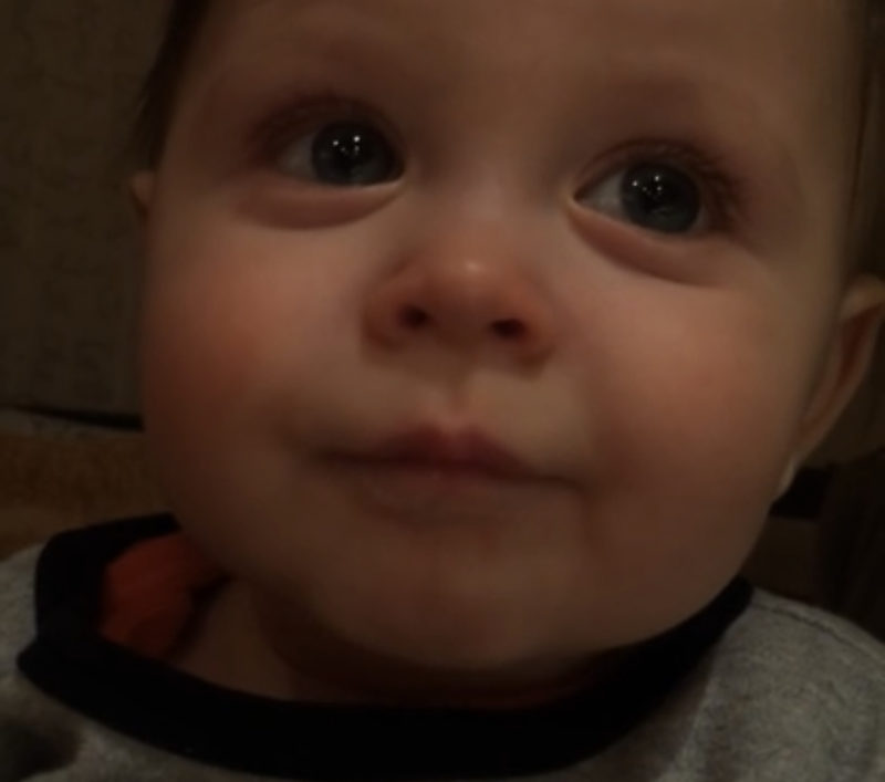 Un adorable bebé se emociona al escuchar "Time to Say Goodbye" de Andrea Bocelli.