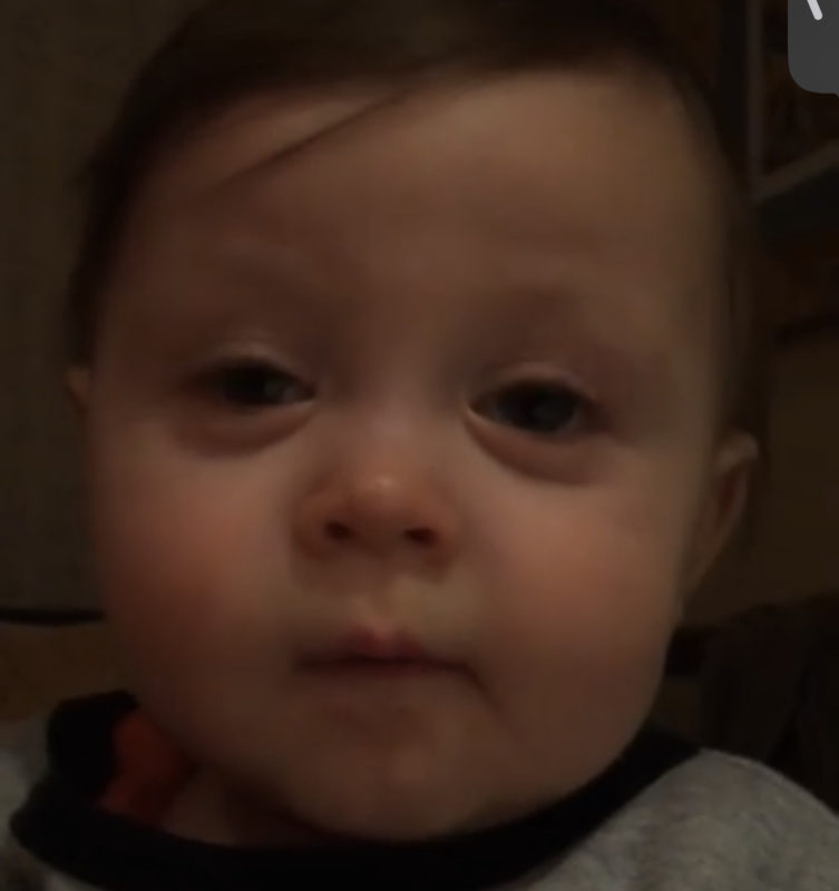Un adorable bebé se emociona al escuchar "Time to Say Goodbye" de Andrea Bocelli.