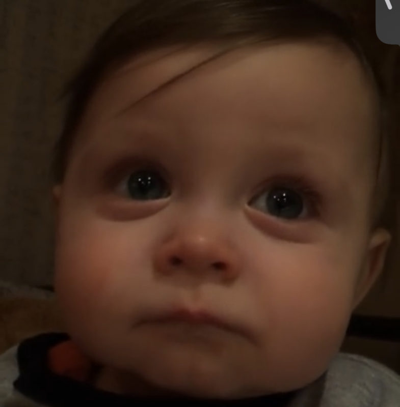 Un adorable bebé se emociona al escuchar "Time to Say Goodbye" de Andrea Bocelli.