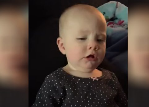 Lindo bebé se despierta de la siesta y dice "Eso fue incómodo".