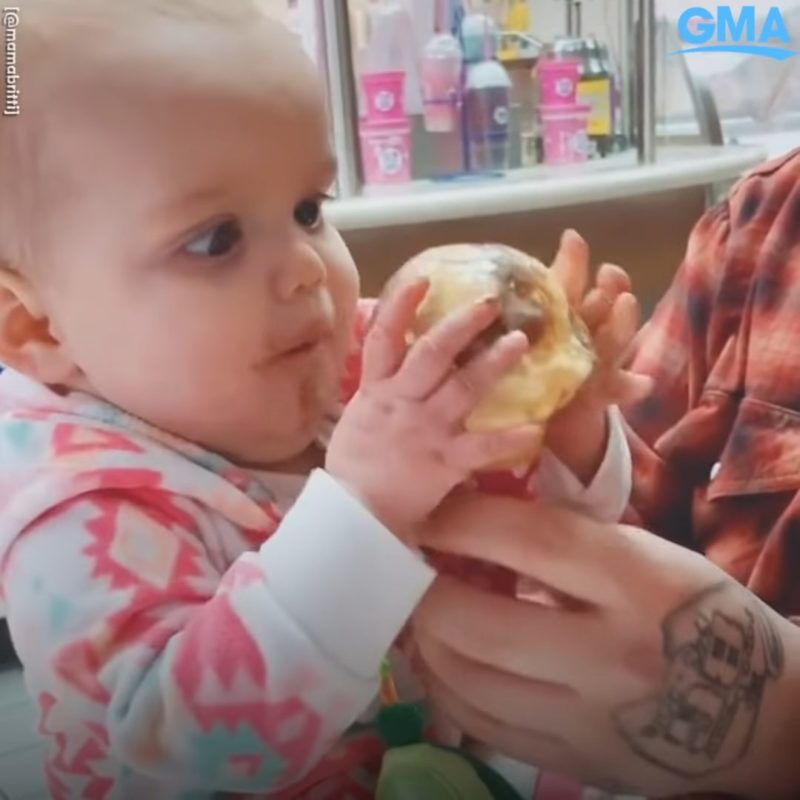 La reacción de este bebé a su primer sabor de helado es muy divertida.