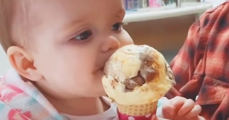 La reacción de este bebé a su primer sabor de helado es muy divertida.