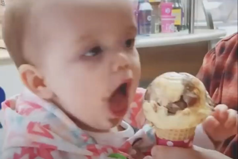 La reacción de este bebé a su primer sabor de helado es muy divertida.