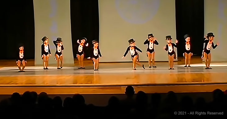 10 adorables niños pequeños se tambalean en un precioso desfile de pingüinos.