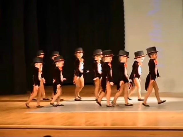 10 adorables niños pequeños se tambalean en un precioso desfile de pingüinos.