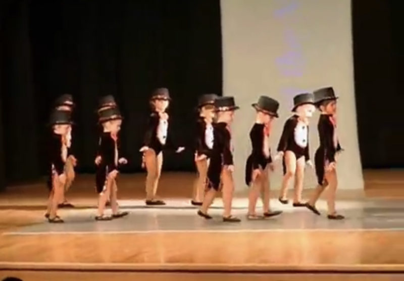 10 adorables niños pequeños se tambalean en un precioso desfile de pingüinos.
