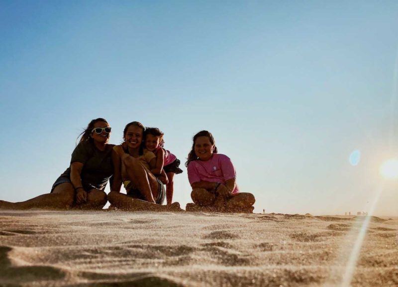 '¿Cuántos hijos tienes?' Durante años, esta pregunta era un desencadenante. Como sal en una herida fresca, dolía." Madre biológica comparte el duelo por la adopción y llega a un acuerdo con las opiniones de los demás.