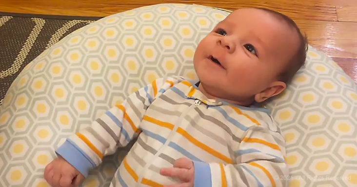 Bebé de 2 meses dice sus primeras palabras.