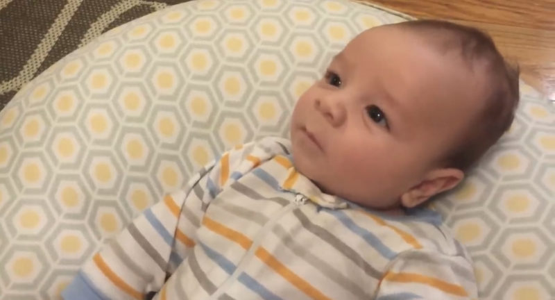 Bebé de 2 meses dice sus primeras palabras.